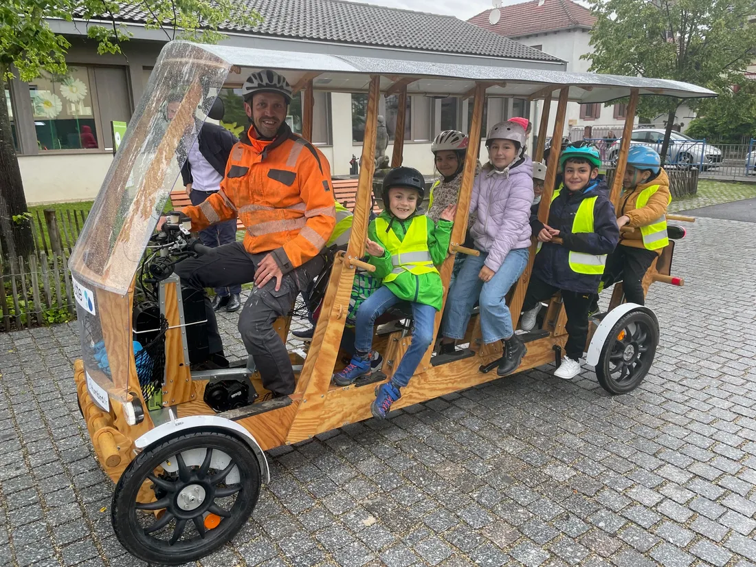 Le mobigoutte devant l'école primaire de Muttersholtz