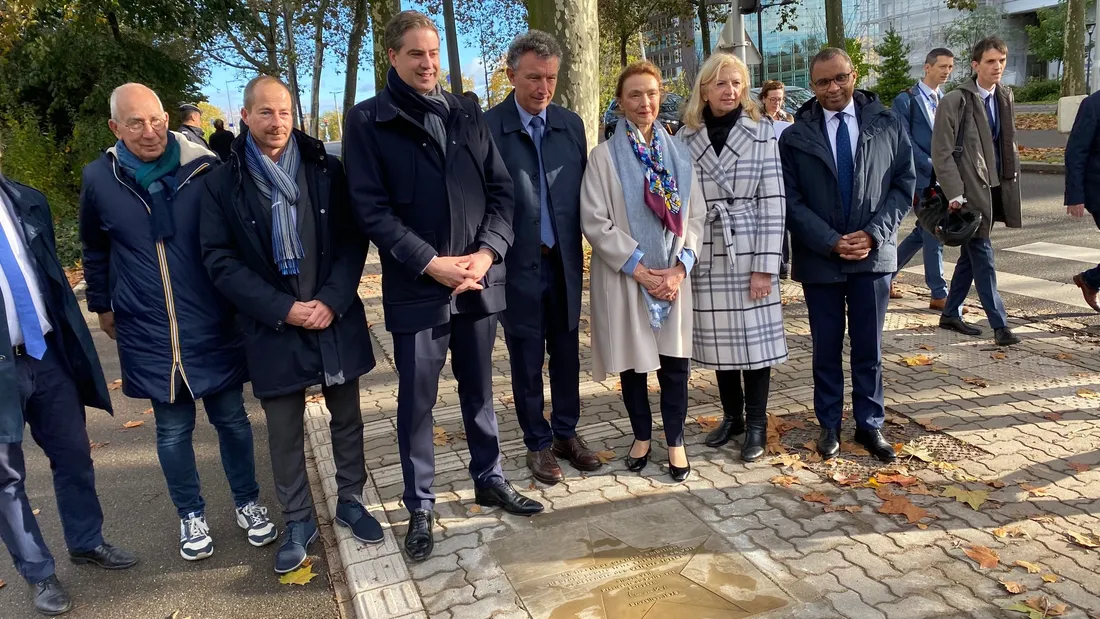 La délégation présente pour le dévoilement des deux nouvelles "dalles de l'Europe".