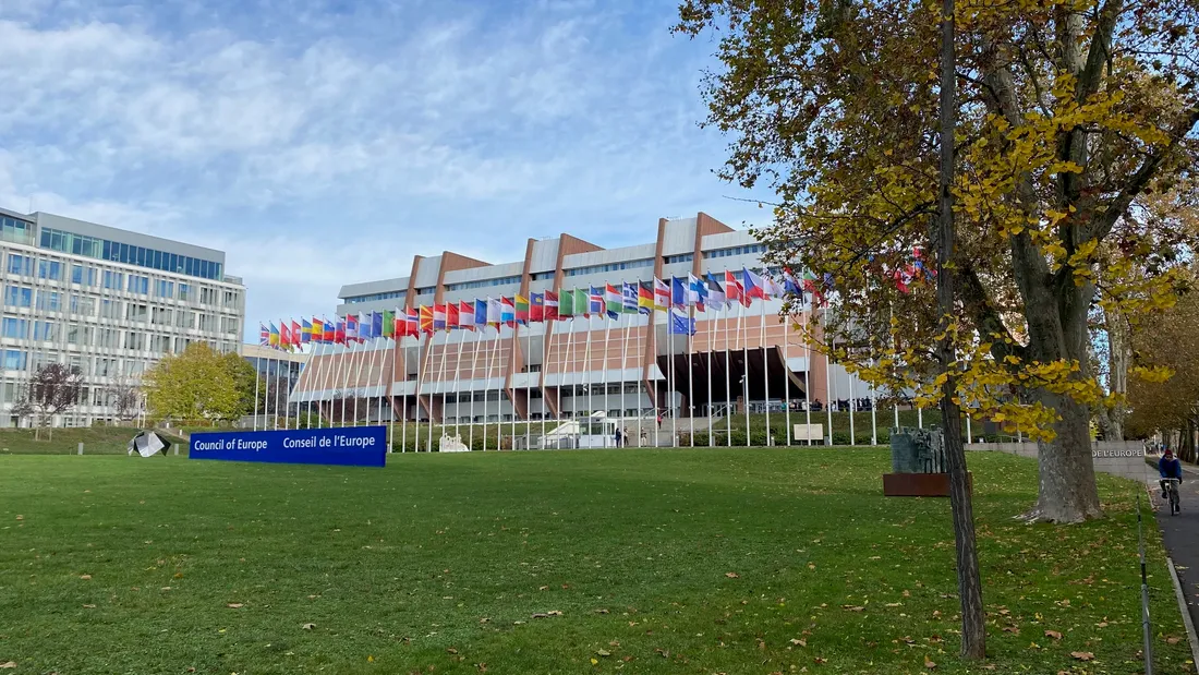 Des dalles commémoratives ont été dévoilées aux abords du Conseil de l'Europe.