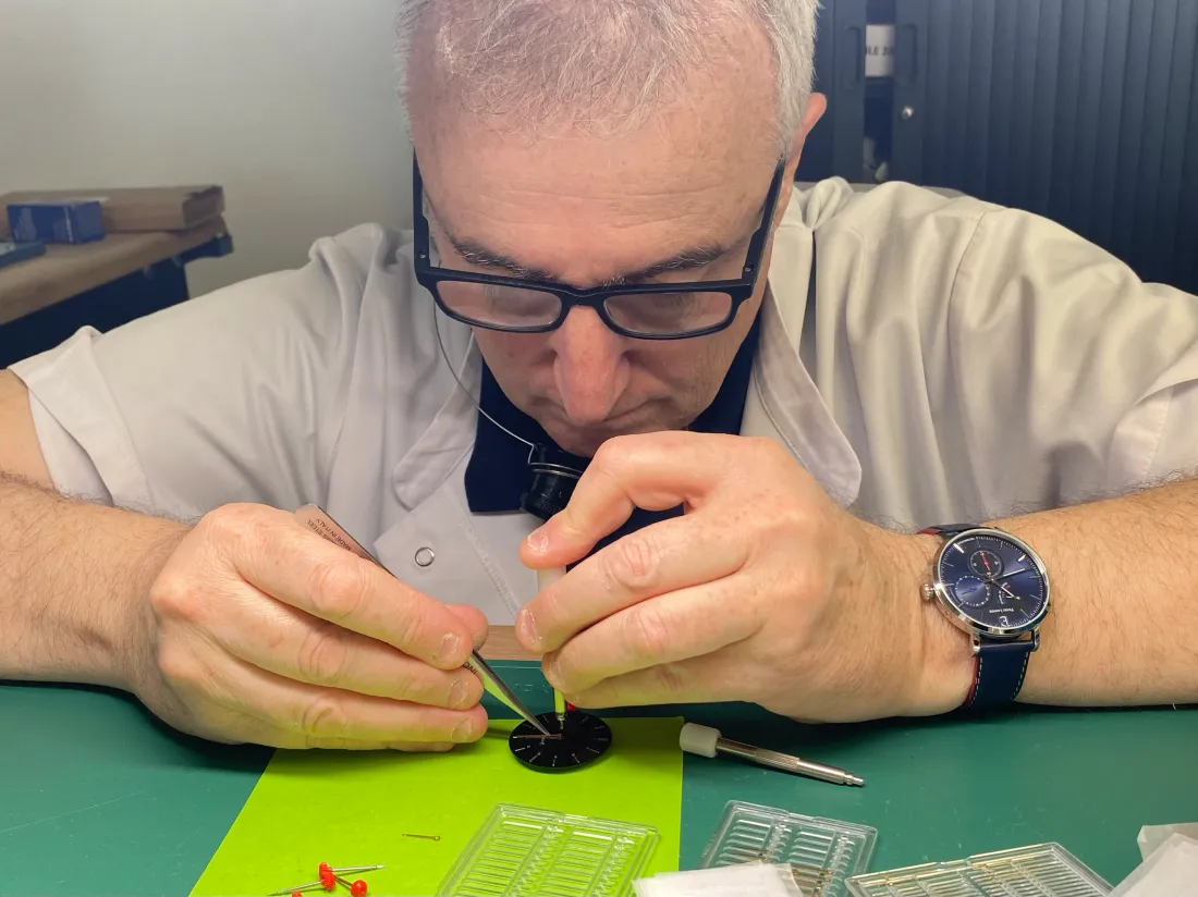 L’entreprise alsacienne Pierre Lannier produit 350 000 montres par an, un vrai travail de précision.