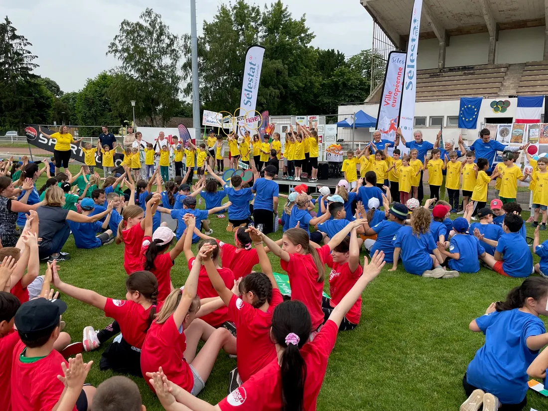 Les classes sont prêtes à faire du sport, après la cérémonie d'ouverture