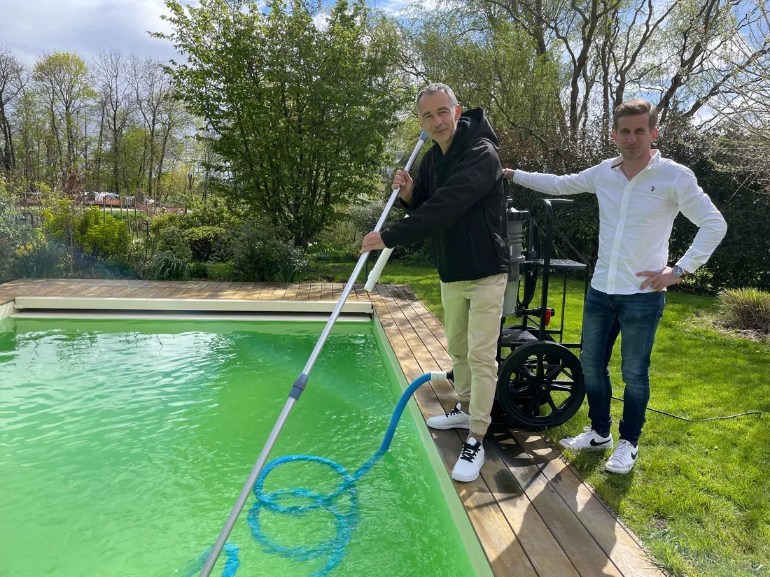 Stéphane remet en service une piscine. Il a une formation de technicien de maintenance piscine