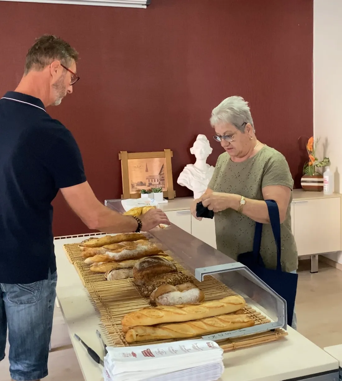 Comme une vraie boulangerie, juste derrière la mairie.