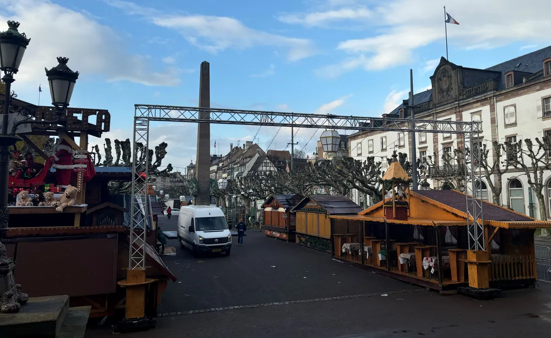 Le marché de Noël de Strasbourg se prépare sur la place Broglie.