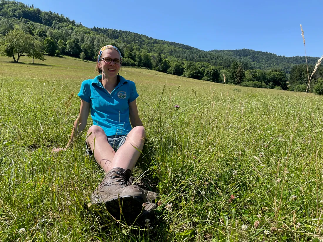 Julie dans l'une de ses prairies à Urbeis
