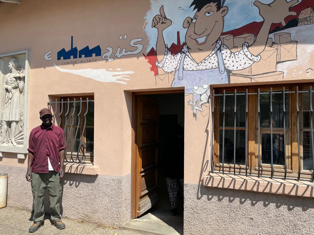 Mamadou est à l'accueil "réception des dons" chez Emmaüs à Scherwiller