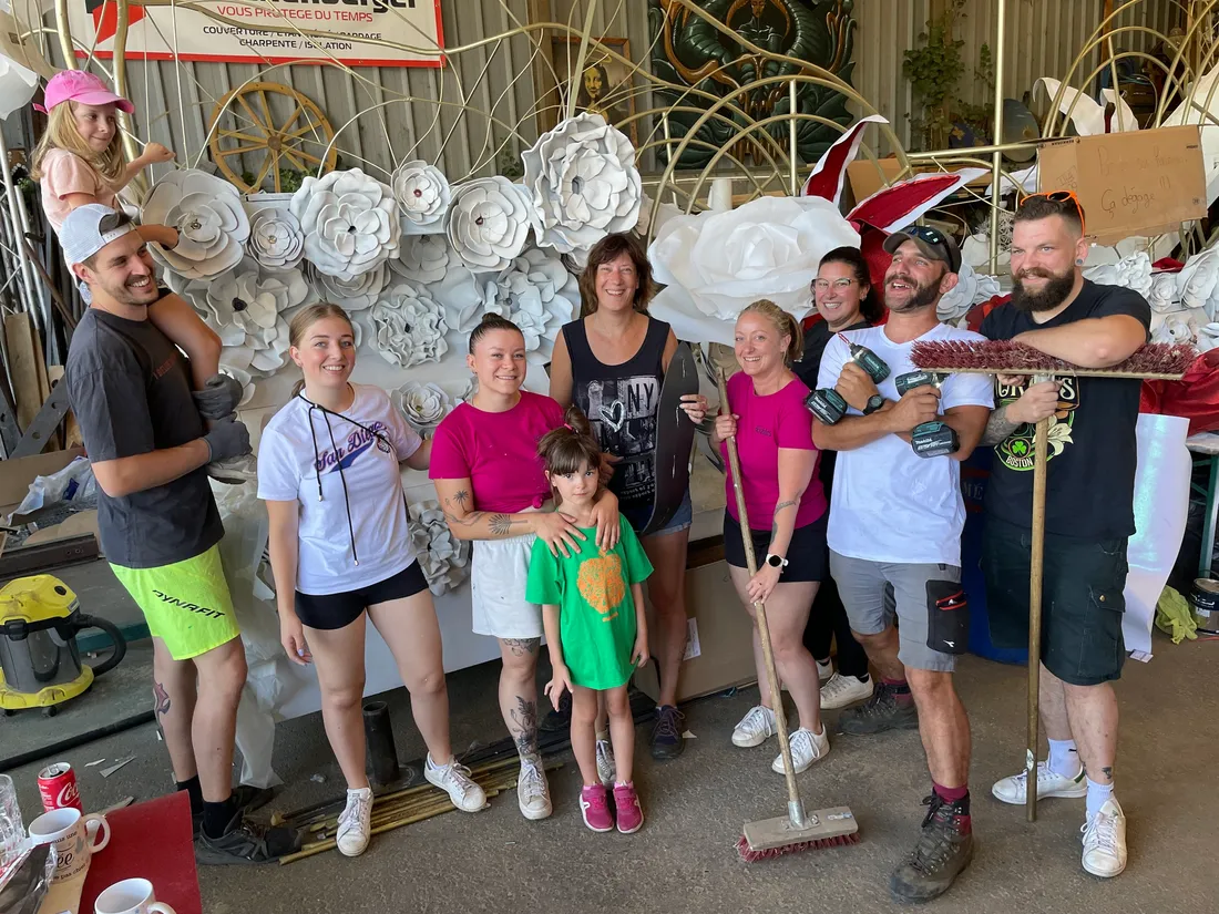 L'association Les Donzelles devant leur char encore en chantier