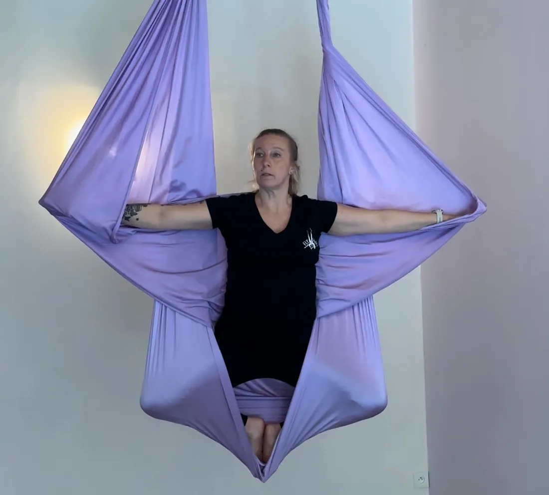Vanessa est prof de yoga aérien