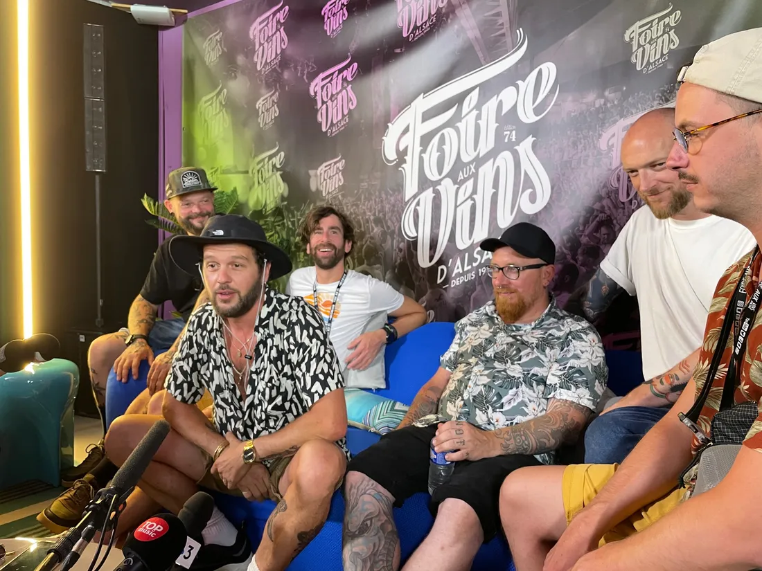 Tout le groupe de Claudio Capéo était présent pour une conférence de presse à la FAV