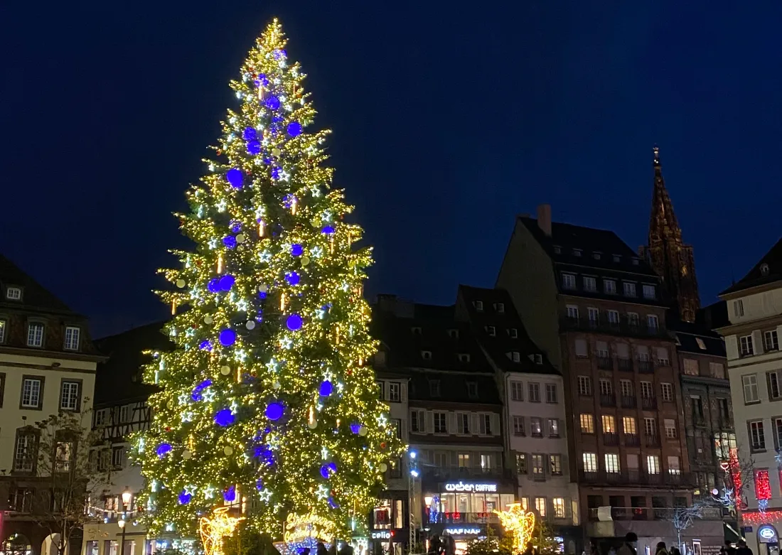Strasbourg, durant le marché de Noël, attire énormément de touristes étrangers. 