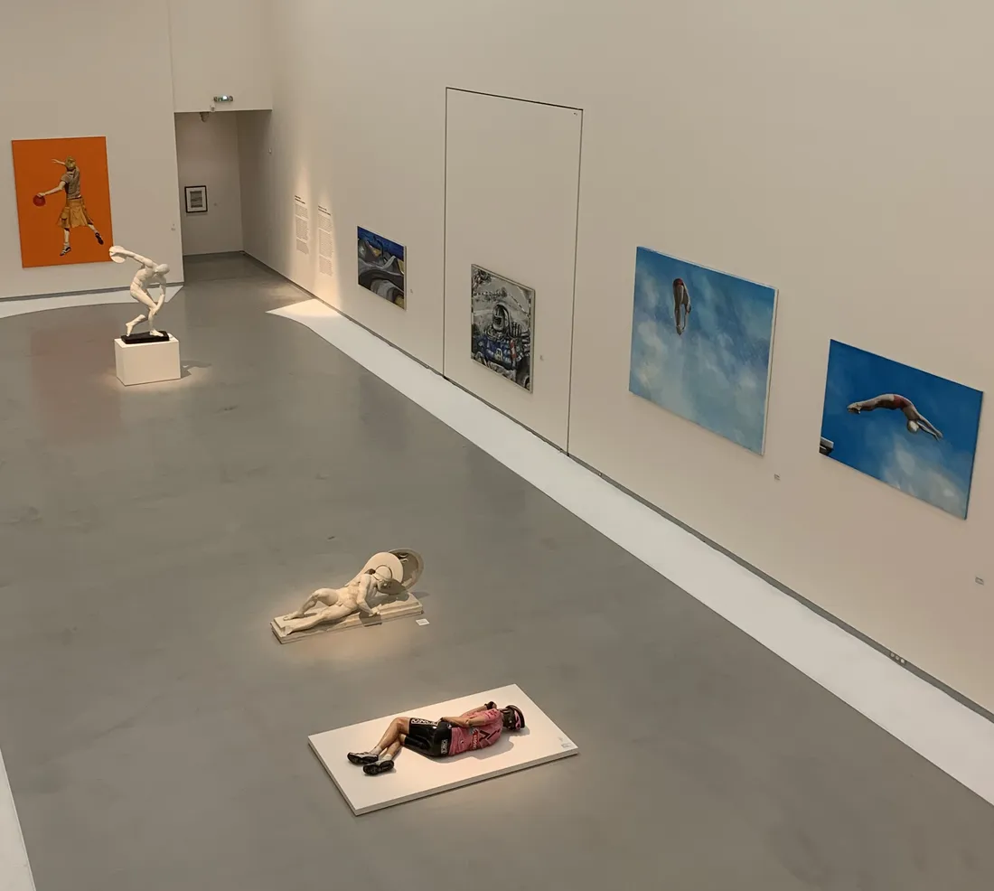 L'exposition propose de découvrir la diversité des sports et les évolutions des loisirs en France.