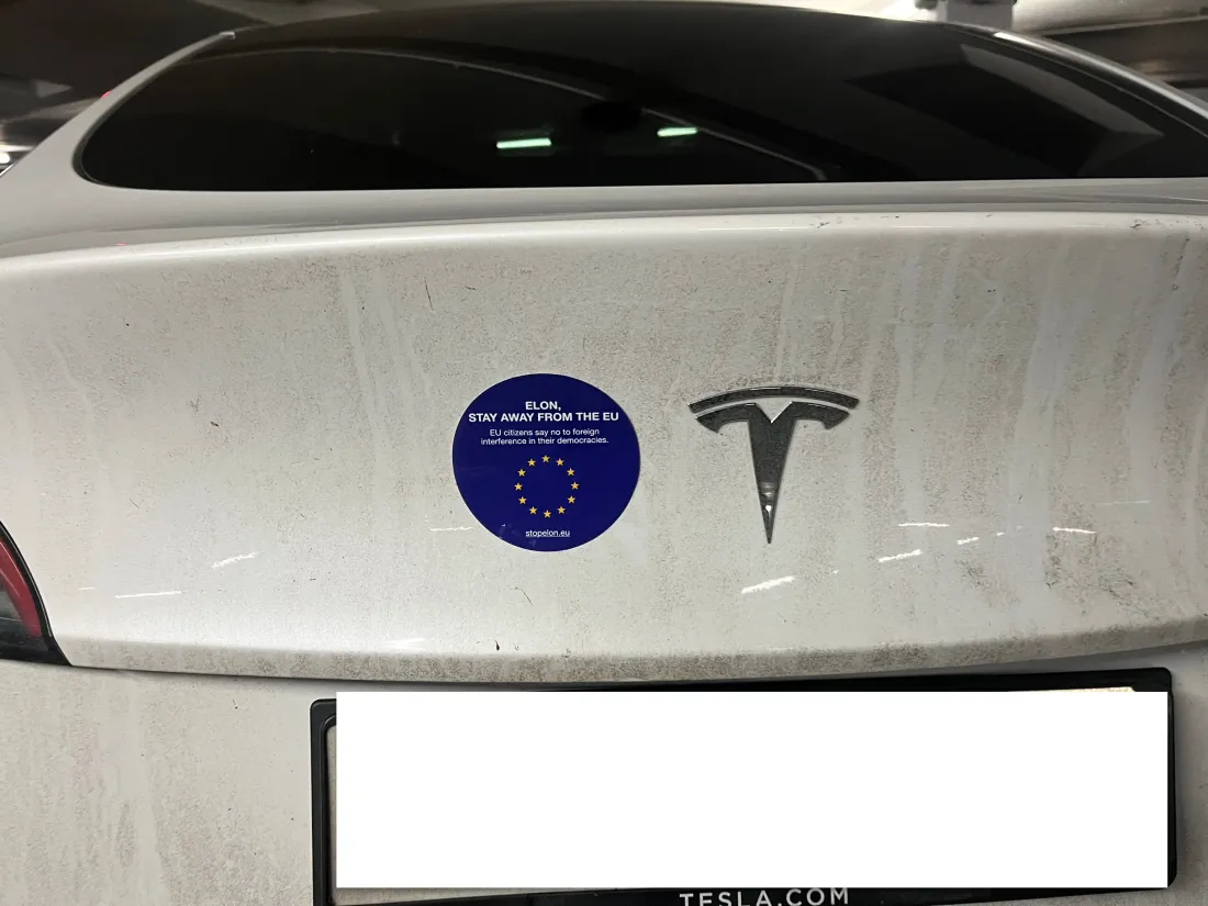 Des stickers contre Elon Musk à coller sur des Telsa.