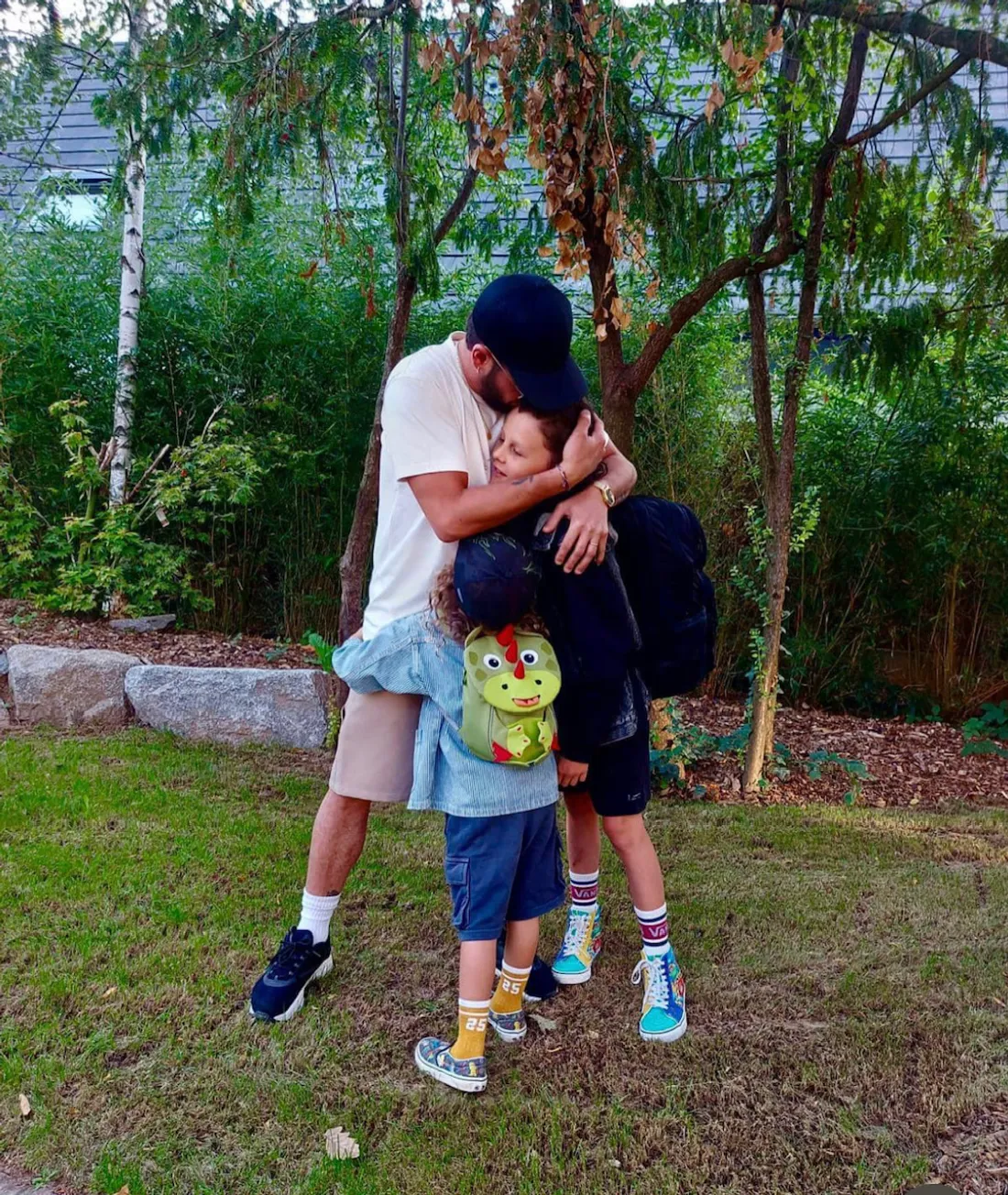 Claudio Capéo était en plein câlins avec ses fils ce matin avant l'école