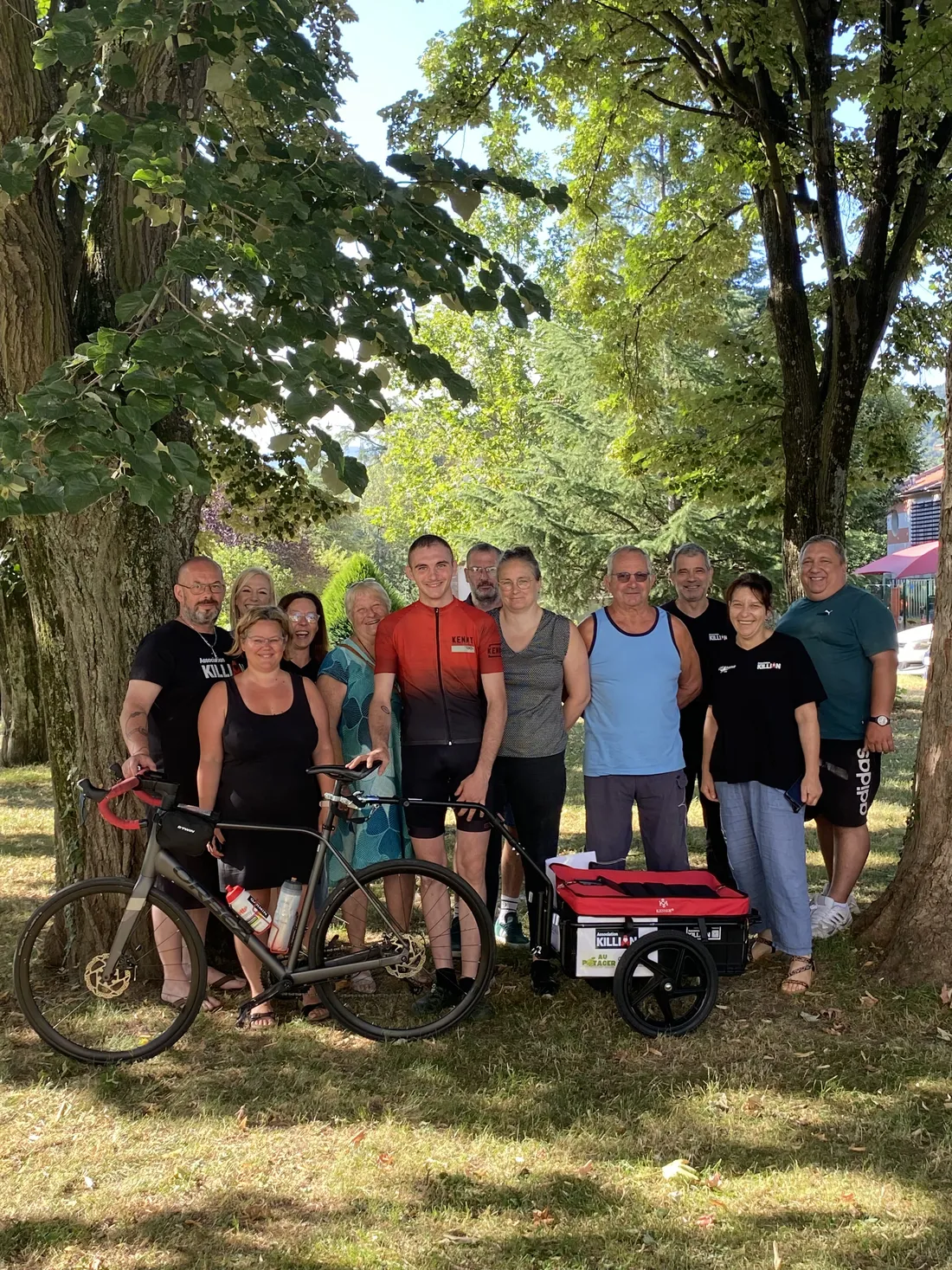 Remarick au moment du départ lundi, avec ses proches et des membres de l'association Kyllian.