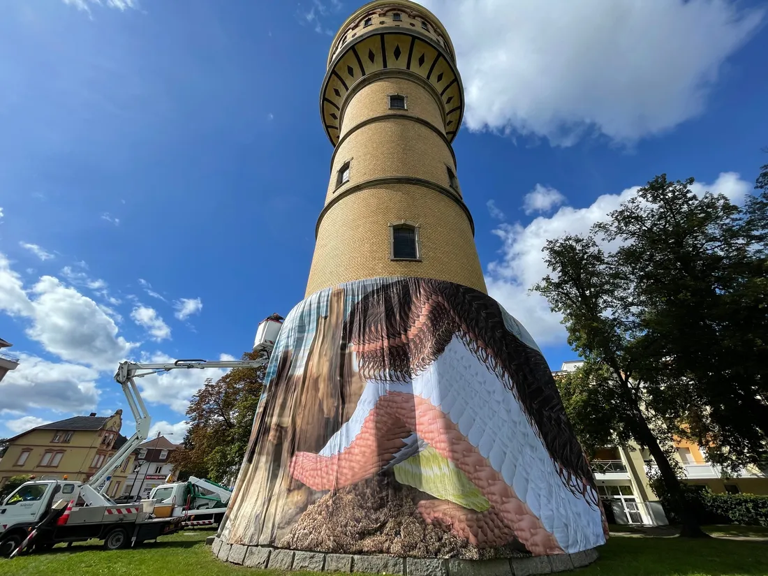 "Le cycle des choses" de Camille Beauplan est un tissu imprimé et peinture sur le château d'eau