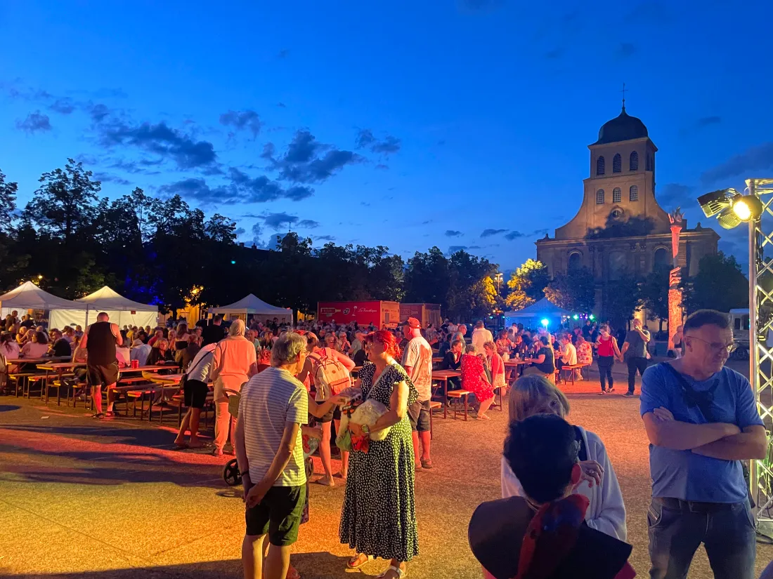 Sur la place d'Armes, la soirée se prolonge jusque tard dans la nuit