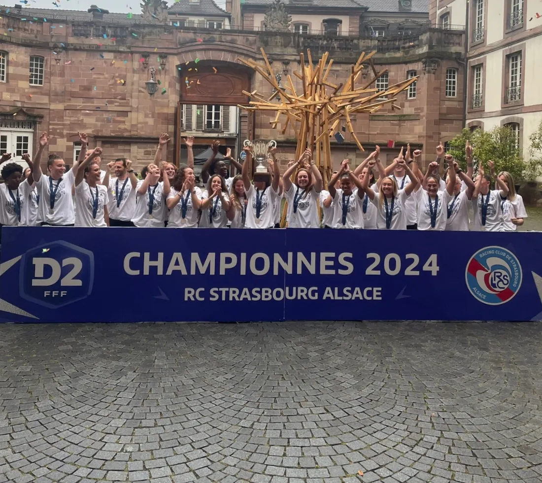 Les bleues reçoivent leur trophée après leur victoire au championnat de France D2