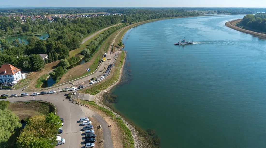 Le bac de Drusenheim permet de franchir le Rhin