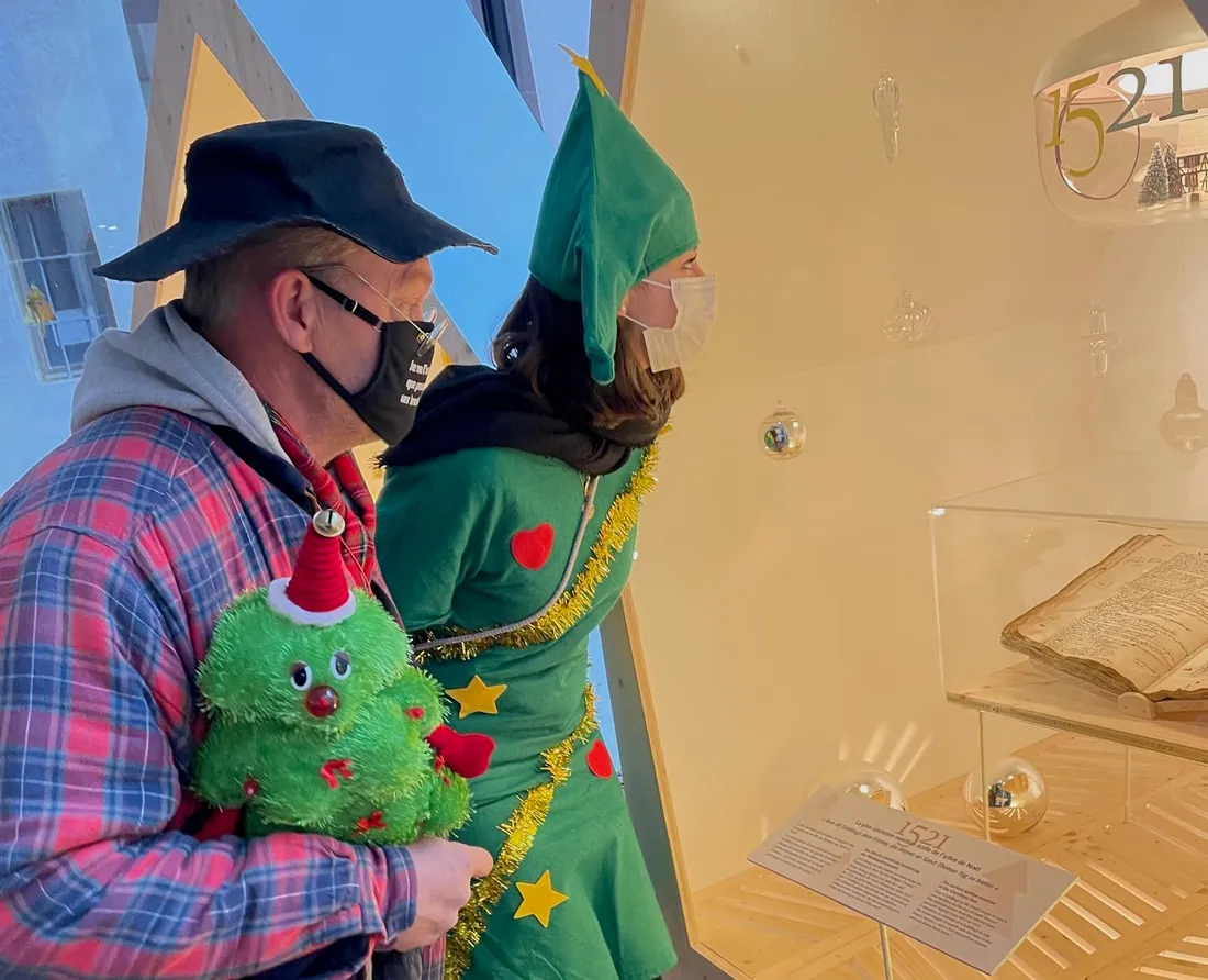 Estelle et le professeur Sappinus découvrent la première mention écrite d'un arbre de Noël en 1521