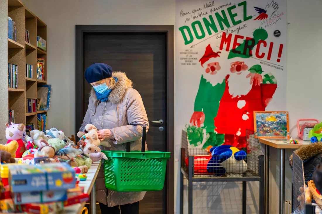 Une personne aidée au rayon jouets du libre-service