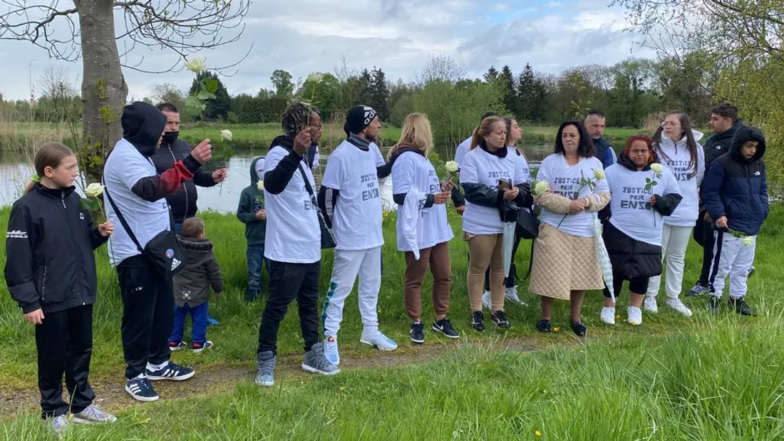 La famille a procédé à un jet de rose blanche à l’endroit de la disparition d’Enzo
