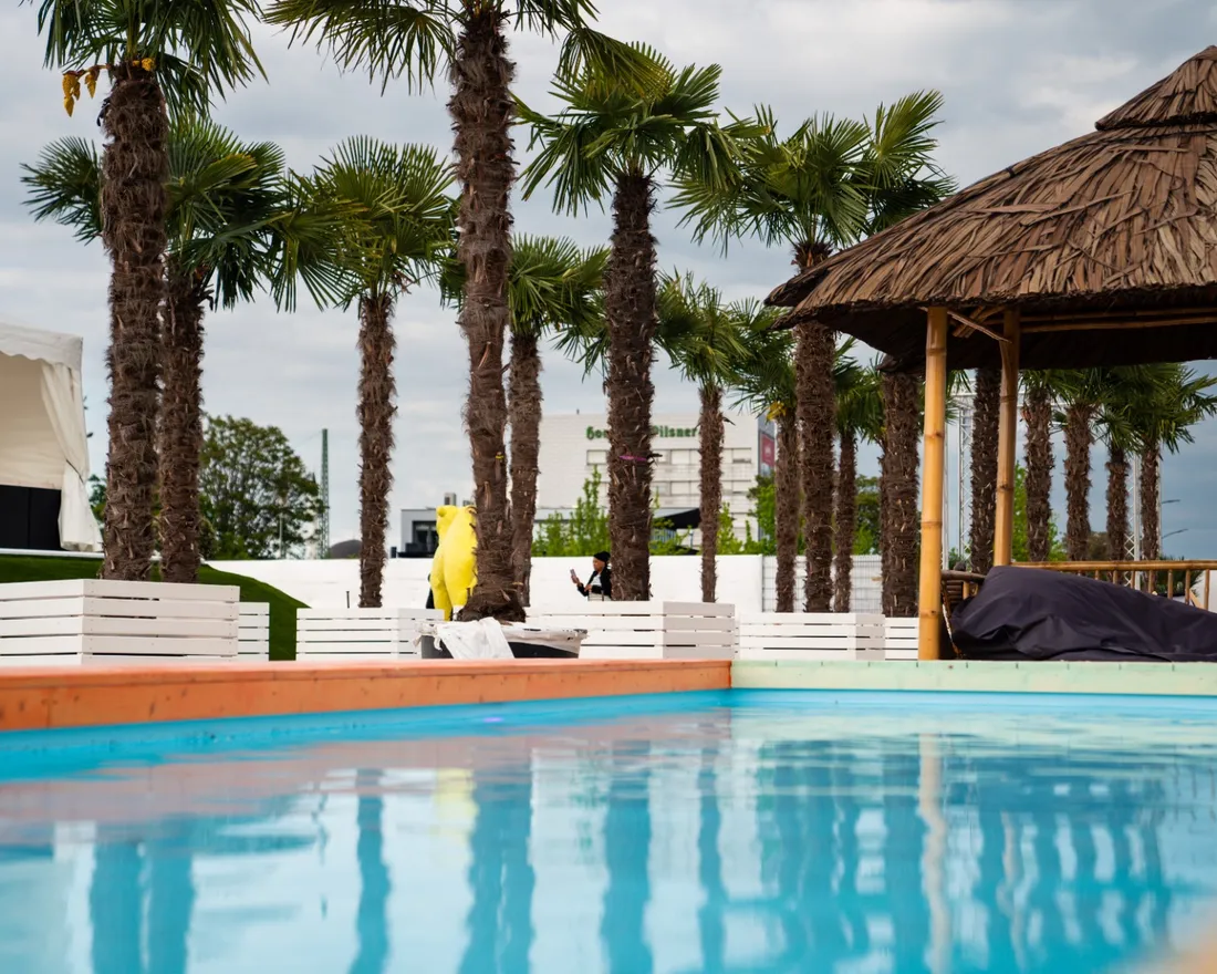 Piscines, bar, plage de sable… comme un air de vacances à deux pas de Strasbourg.