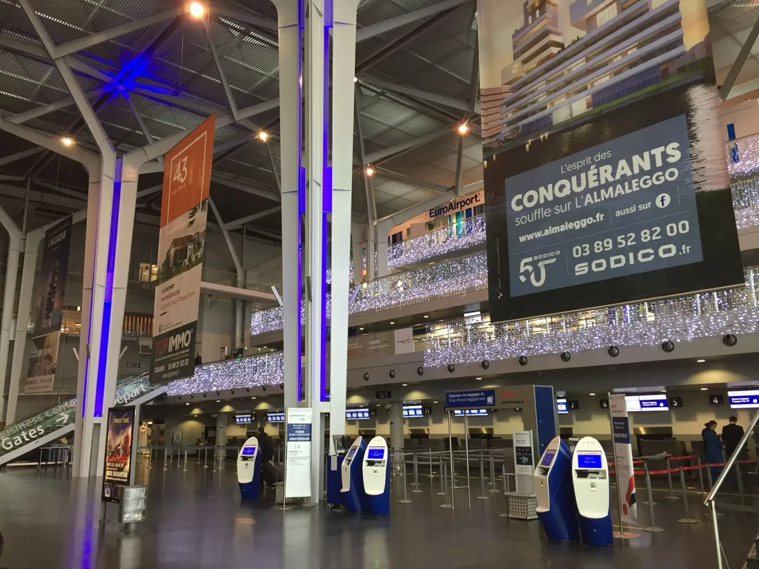 Le hall de départ de l’EuroAirport, en période de fêtes de fin d'année
