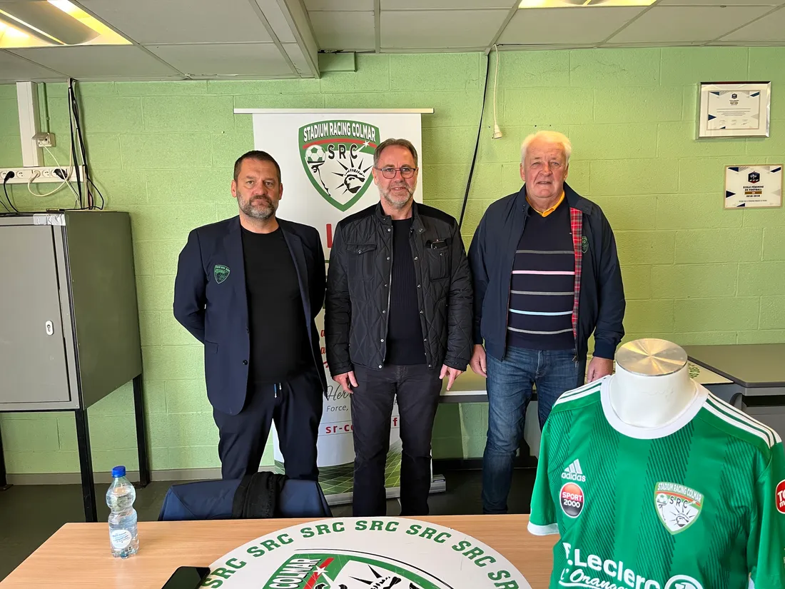 Le nouveau coach, entouré des dirigeants du SR Colmar