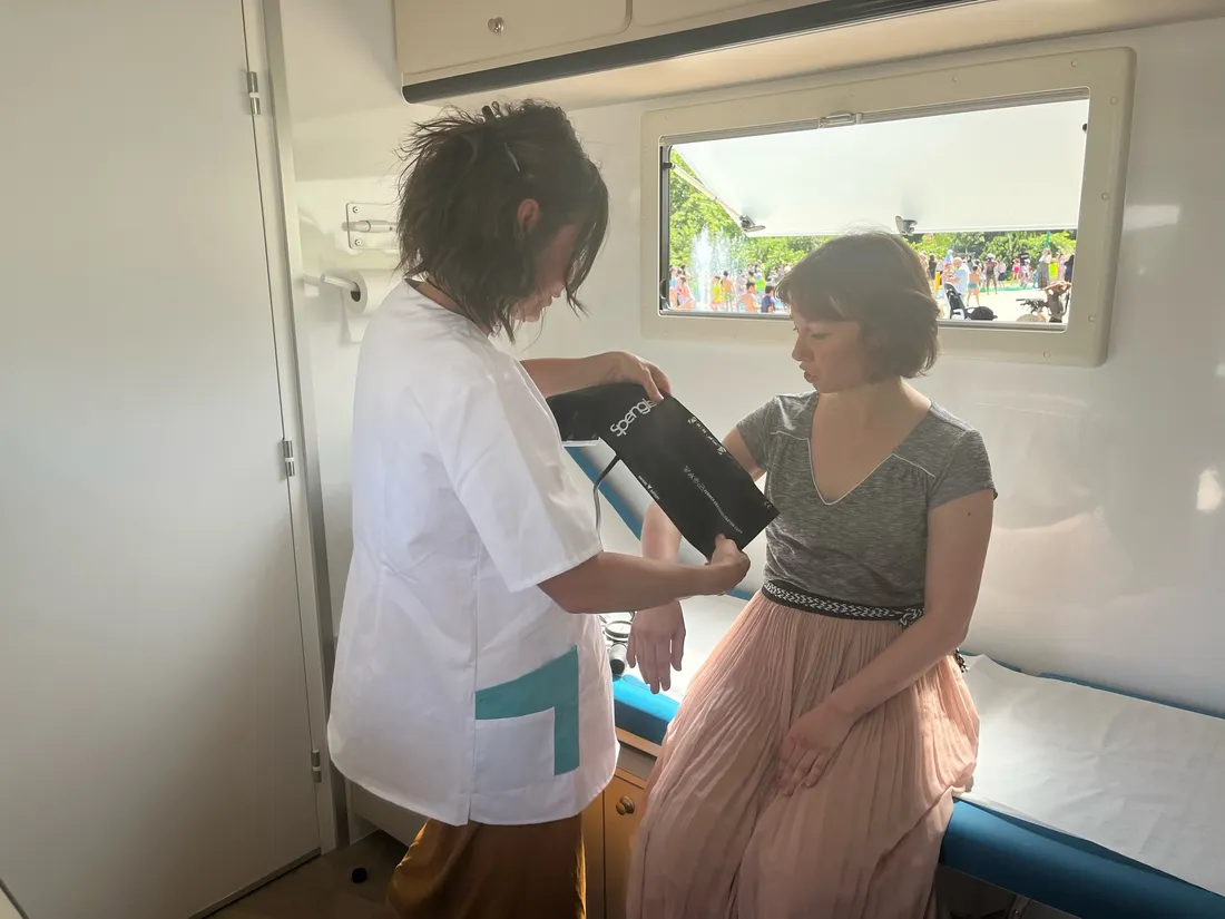 L'infirmière Flora Kurtz en train de s'occuper d'une patiente dans le bus SPOT santé 