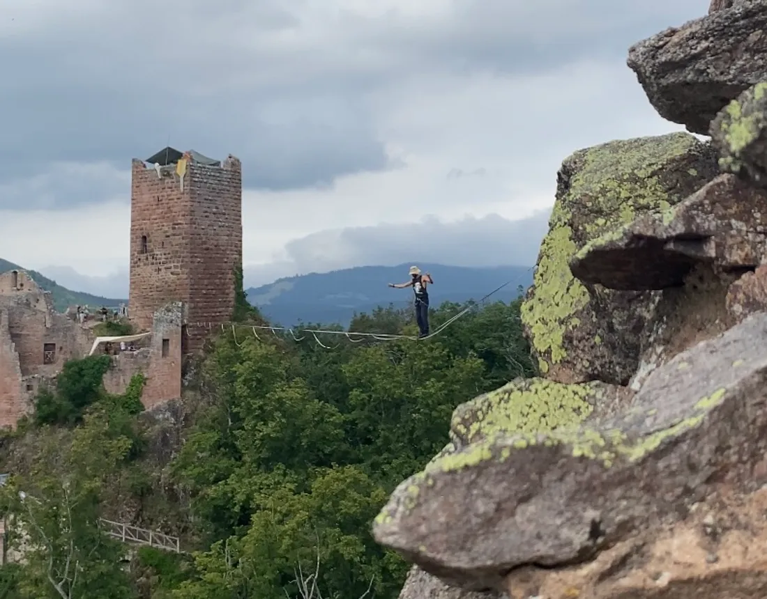 Les athlètes se déplacent à 50 mètres du sol