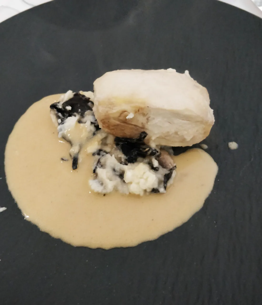 Le suprême de pintade Mieral, roulé aux champignons, mousseline de céleri et trompettes sautées