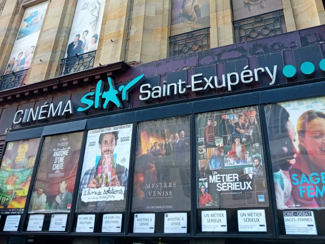 Vente d'affiches devant le Cinéma Star Saint-Exupéry à Strasbourg 