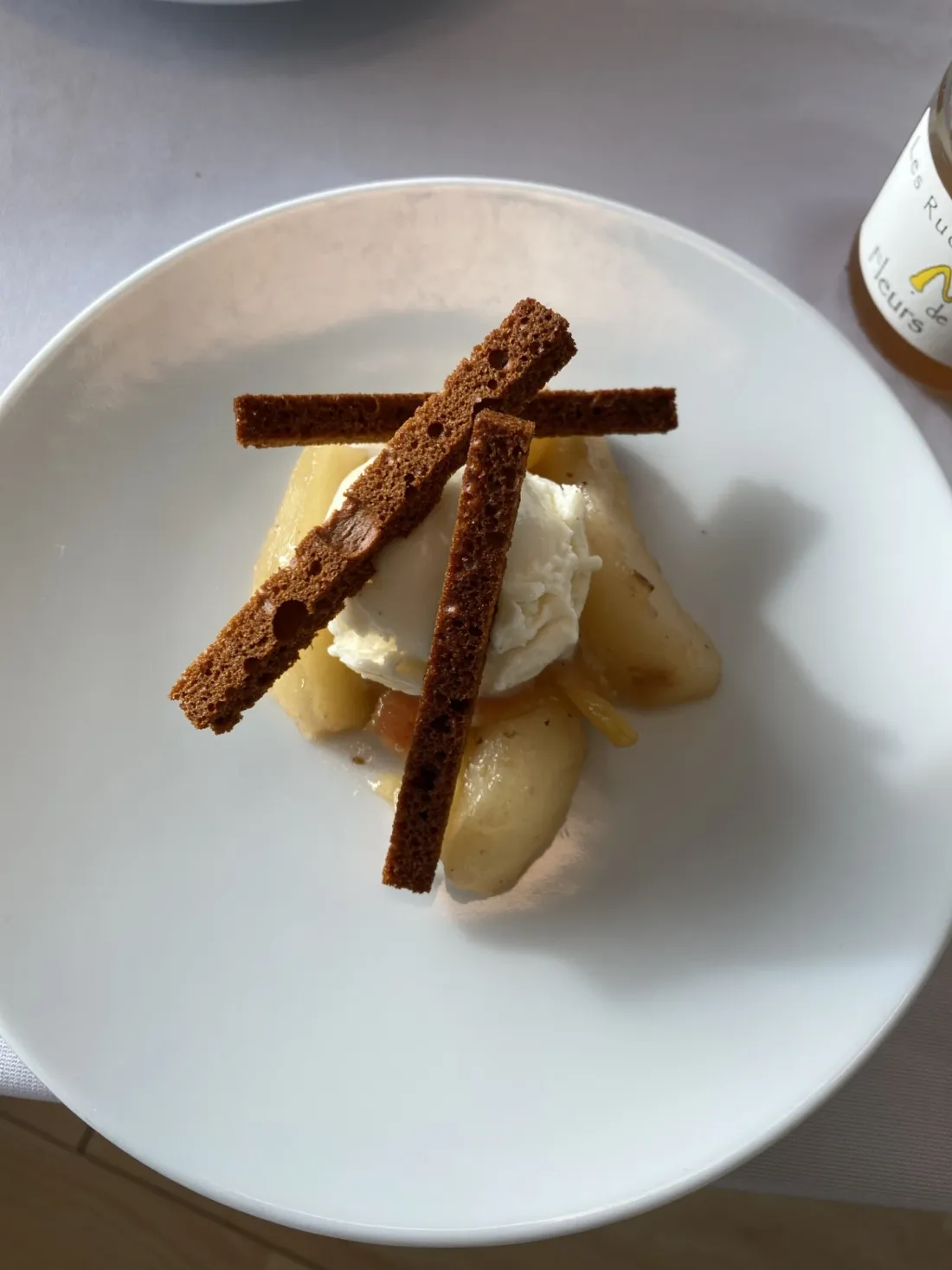 Un bon dessert alsacien : poêlée de pomme et poires au sucre, pain d’épices et miel
