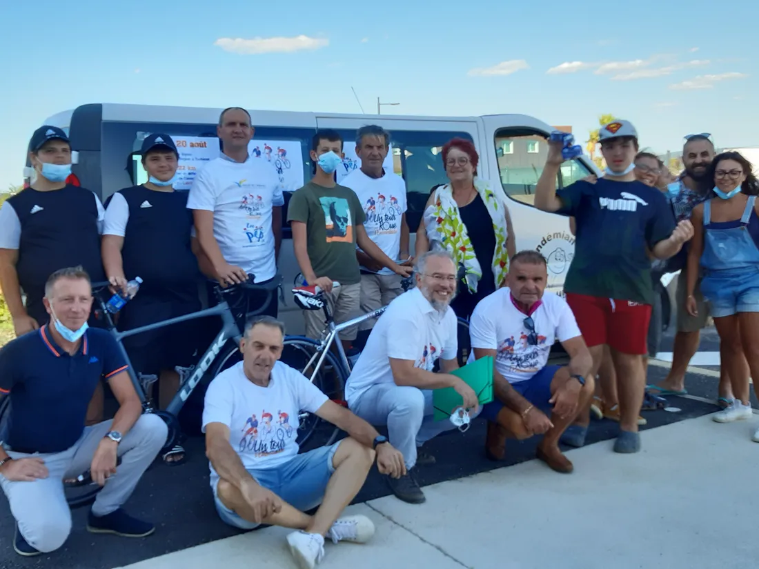 Les élus accompagnés du directeur de l'Ensoleillade et de plusieurs jeunes.