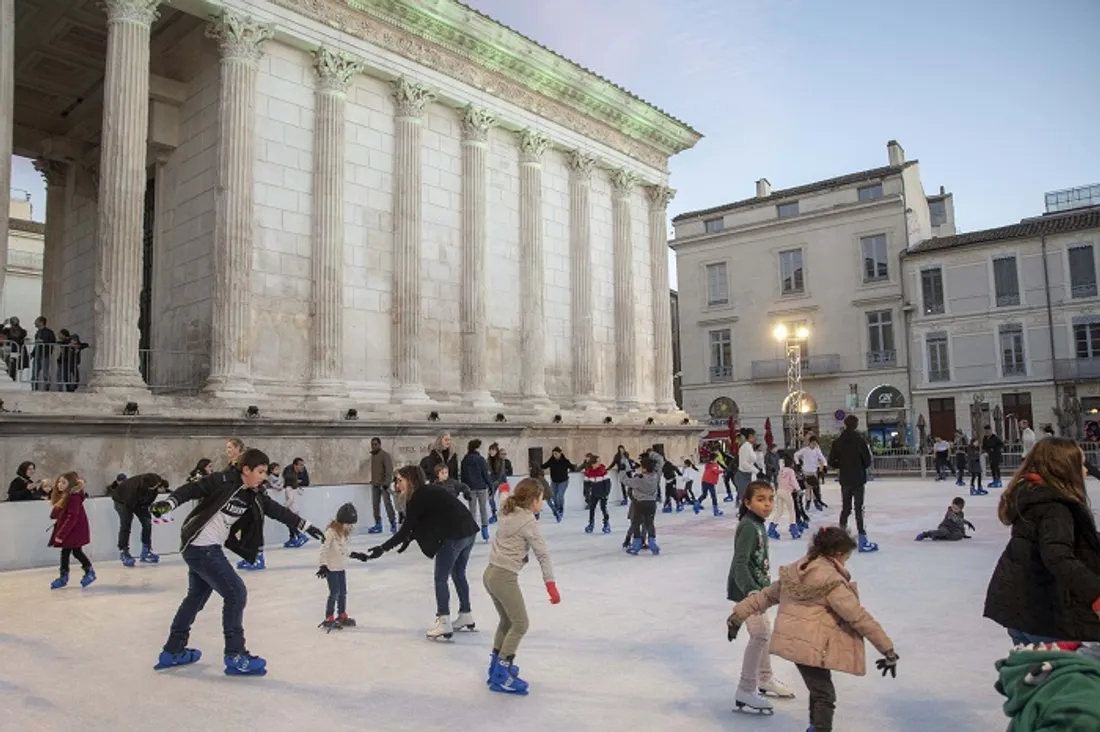 La patinoire, devant la maison carrée.