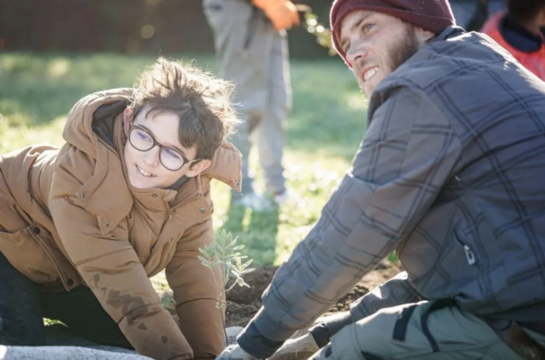 Des enfants et des arbres