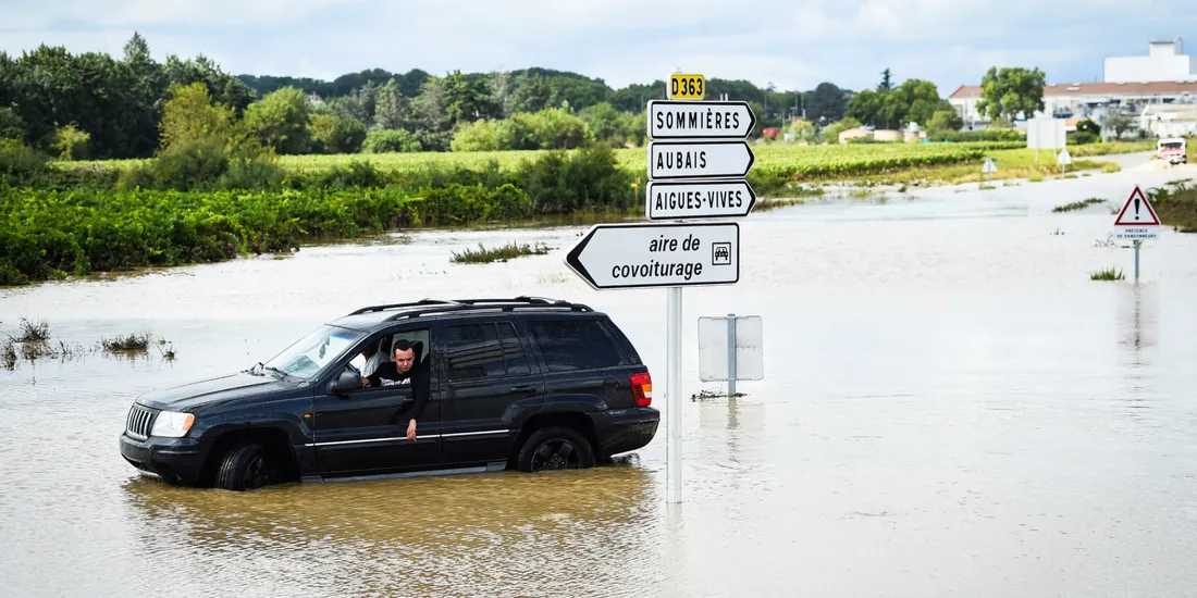 Une voiture prise au piège dans le Gard.
