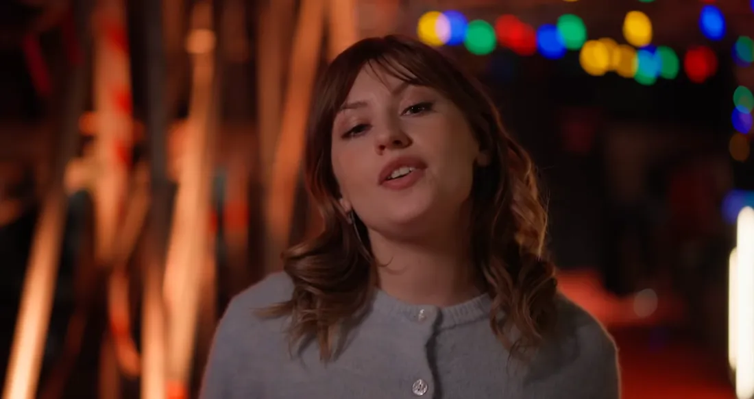 Marine figure notamment dans le clip