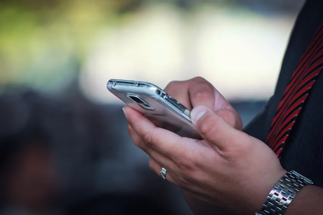 Elle est disponible sur Google Play et l'Apple Store
