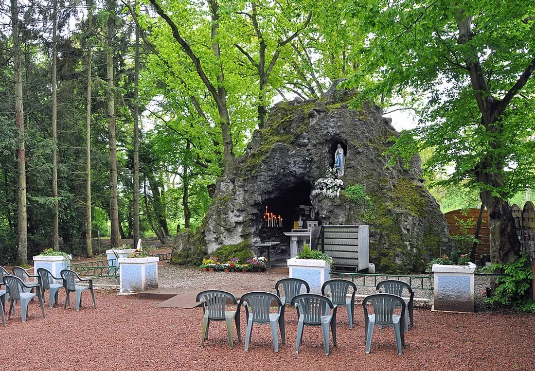 La célébration se tient à la Grotte de Clairmarais