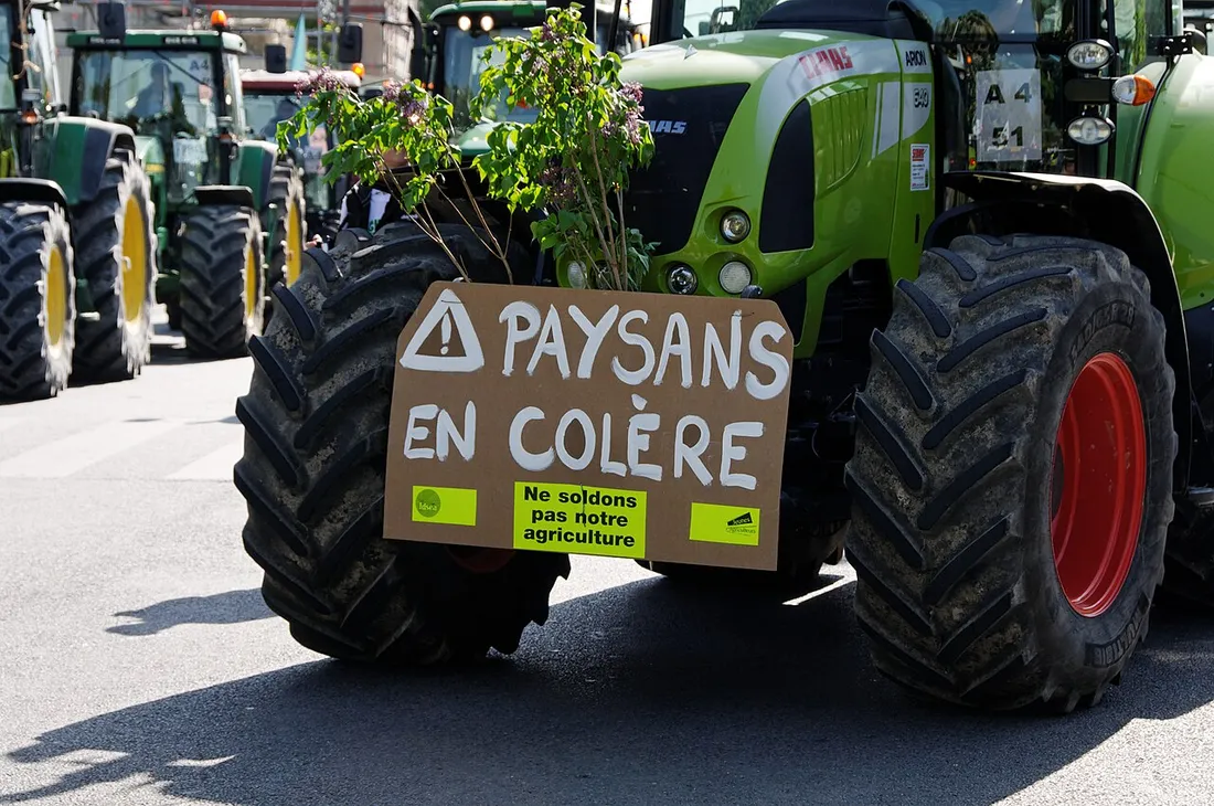 Les agriculteurs bloquent l'A2 et l'A27