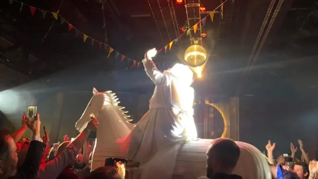 Le bar du Cheval Blanc a besoin d'aide