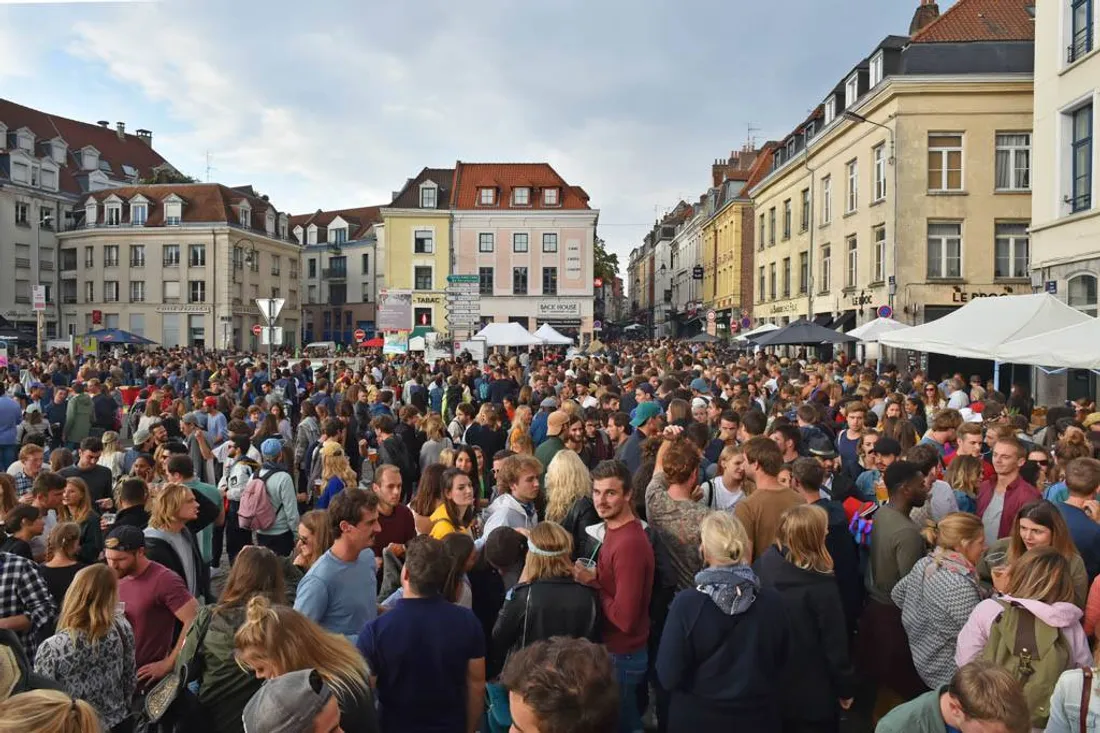 La place Louise de Bettignies pendant la Braderie 