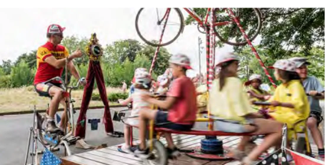 Un manège à pédales est installé pour ces derniers jours de Parc en Fête 