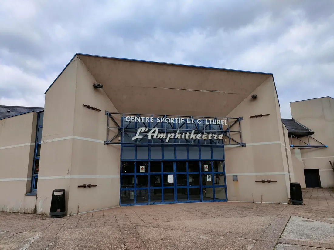 Le parvis de l'Amphithéâtre à Rodez (Aveyron)