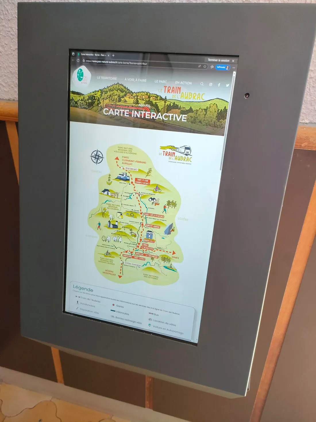 Une borne et une carte interactive dans le hall de la gare de Saint-Flour Chaudes-Aigues