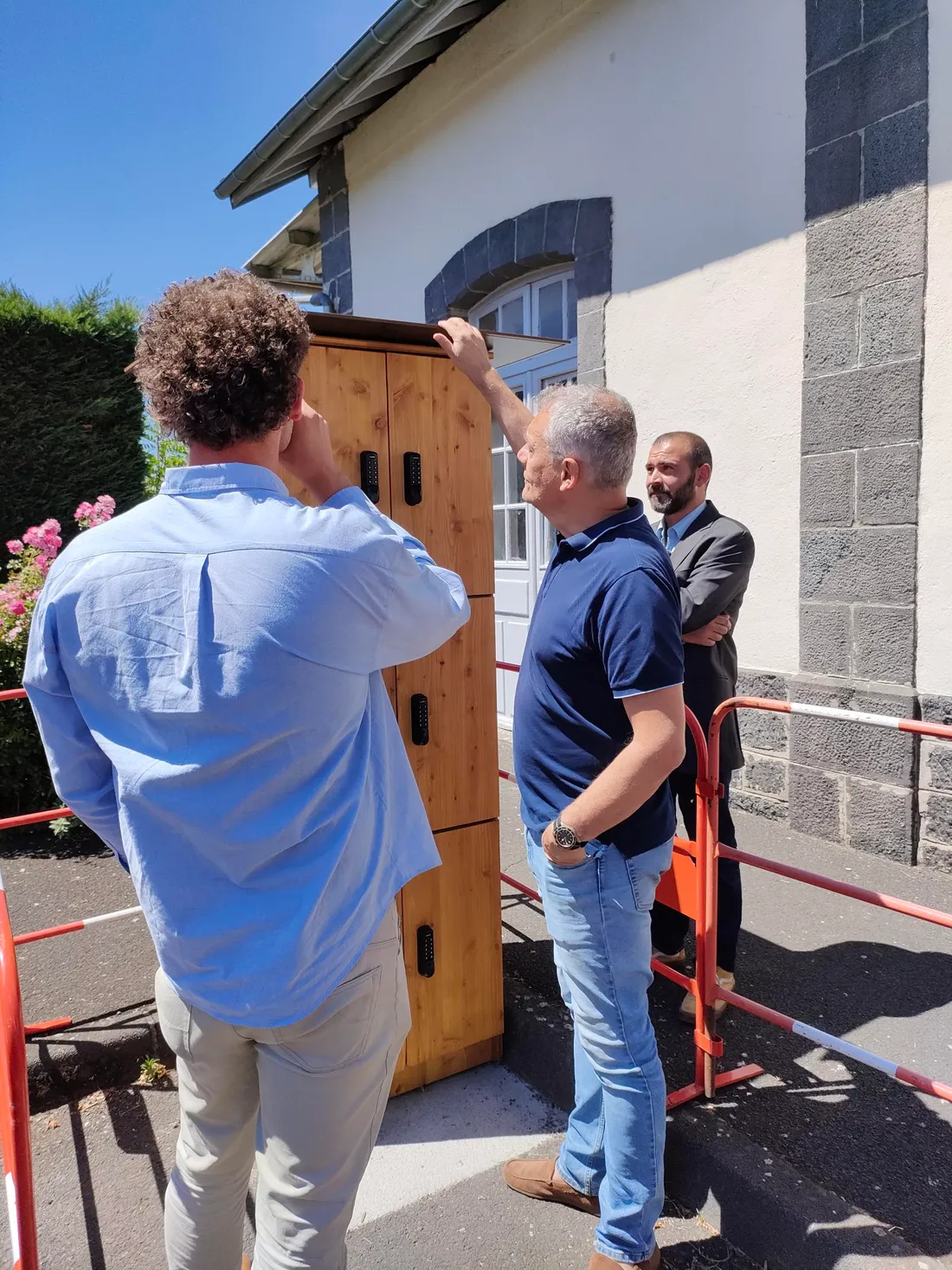 Des casiers pour les bagages des voyageurs sur le parvis de la gare de Saint-Flour Chaudes-Aigues.