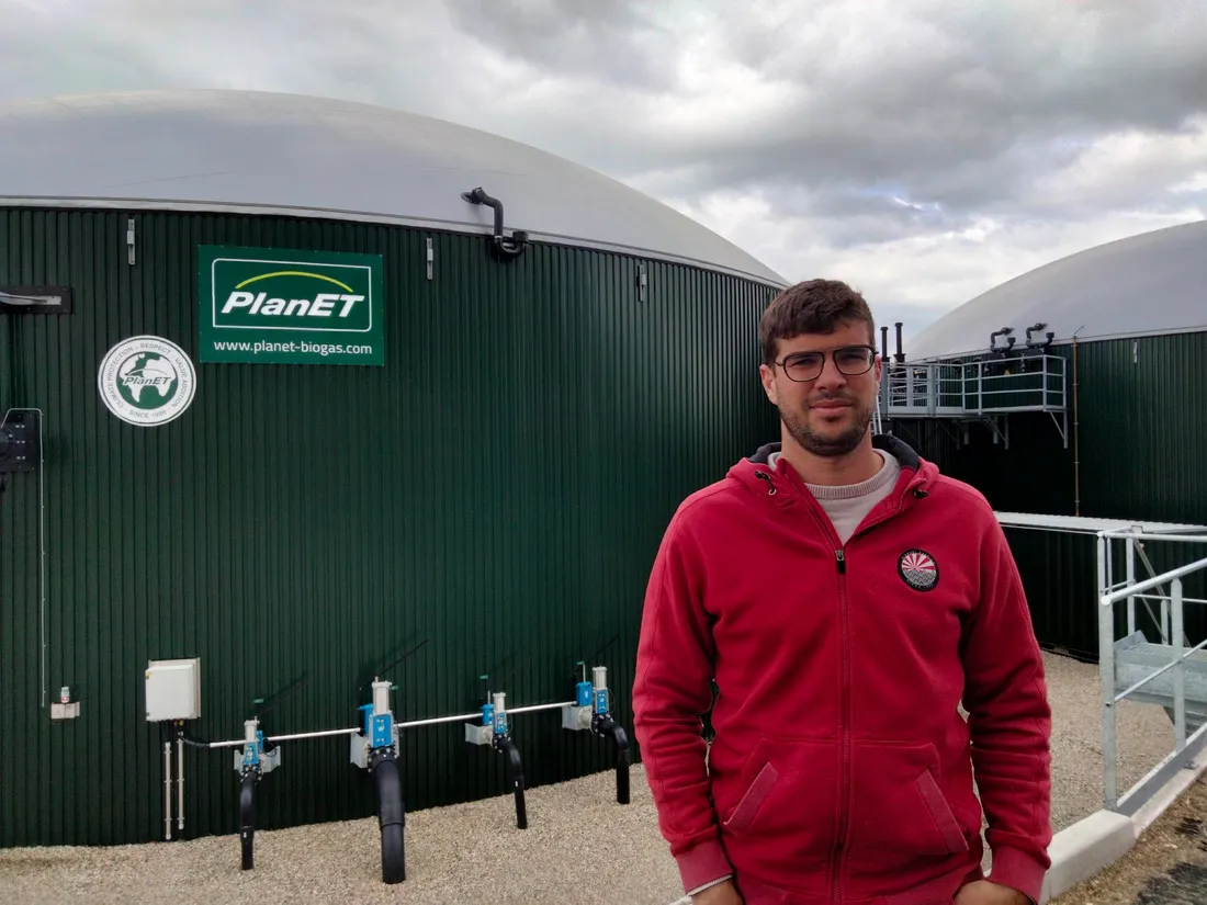 Thomas Pagliarin, un des trois associés de Garonne Biogaz devant le méthaniseur.