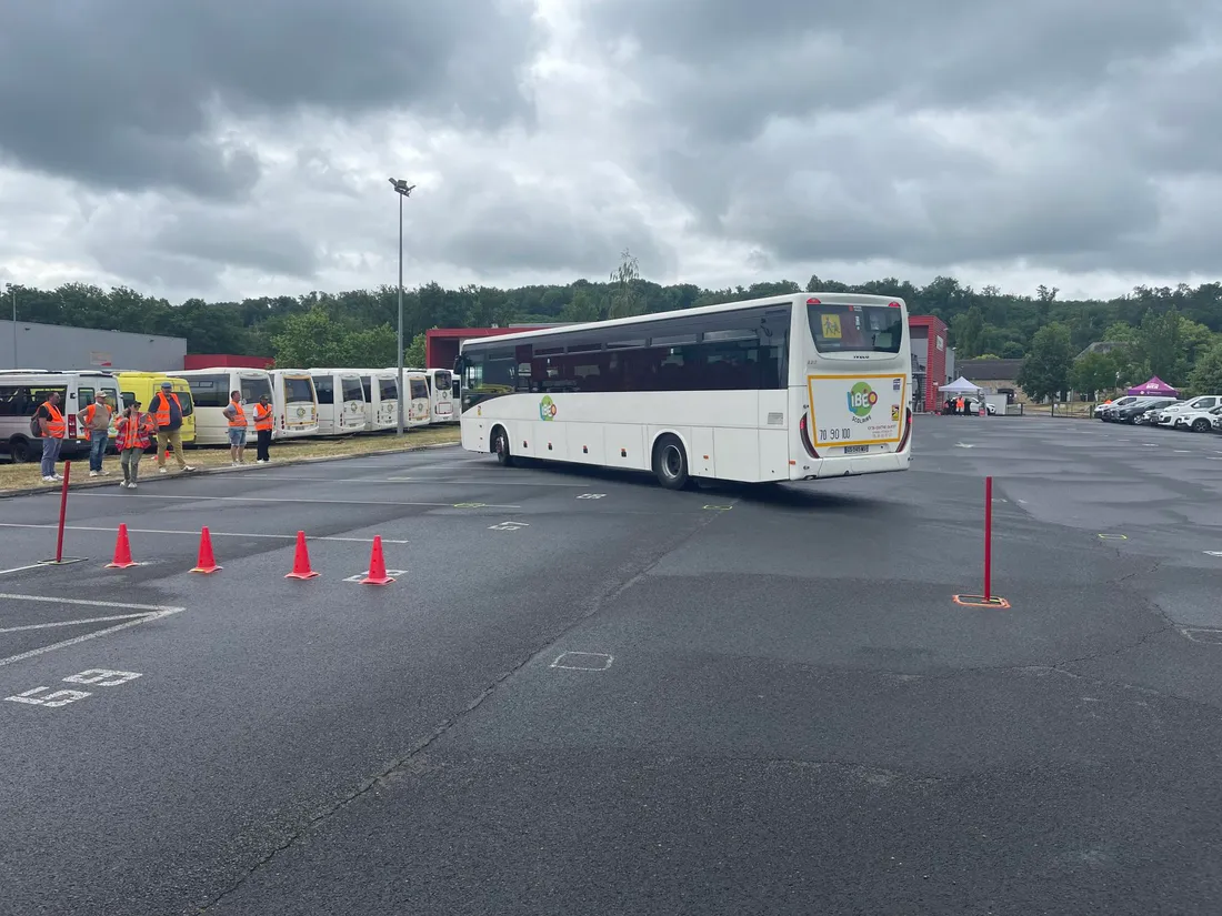 Les conducteurs de bus Transdev se défient à Brive (Corrèze) le 3 juin 2026.