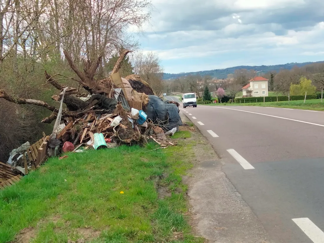 Des déchets agricoles en bord de route.